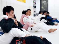 -菠萝格斗巴西柔术训练馆