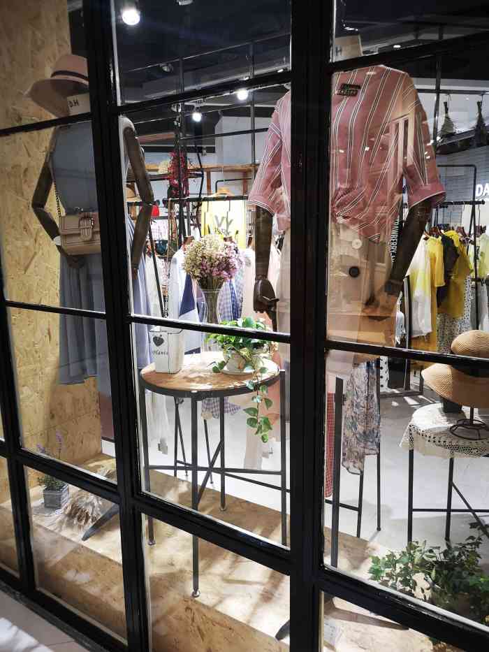 dancehouse(凯德广场店)-"凯德二楼新开的一家女装品牌,店面挺大的.