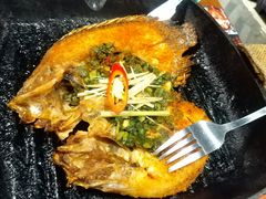 傣族香茅草烤罗非鱼-雀舞云南菜(天津天河城购物中心店)