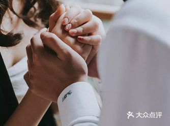 能租婚纱千万不要买，毕竟婚礼只有一次，虽然租婚纱的价