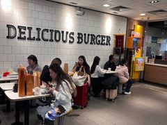 -麦当劳(上海虹桥站30B检票口楼上)