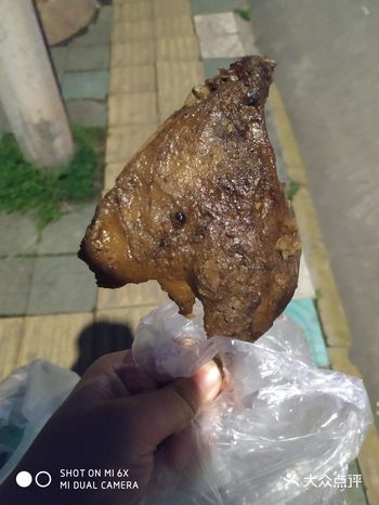 听见旁边的衢州鸭头有点好奇 微黄的灯光 老板似乎还干