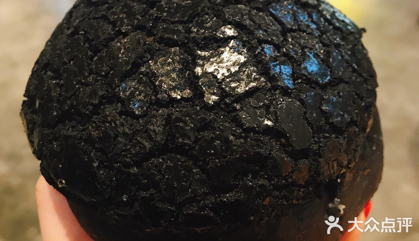 价格较贵性价比一般不太推荐黑色菠萝包是竹炭菠萝包