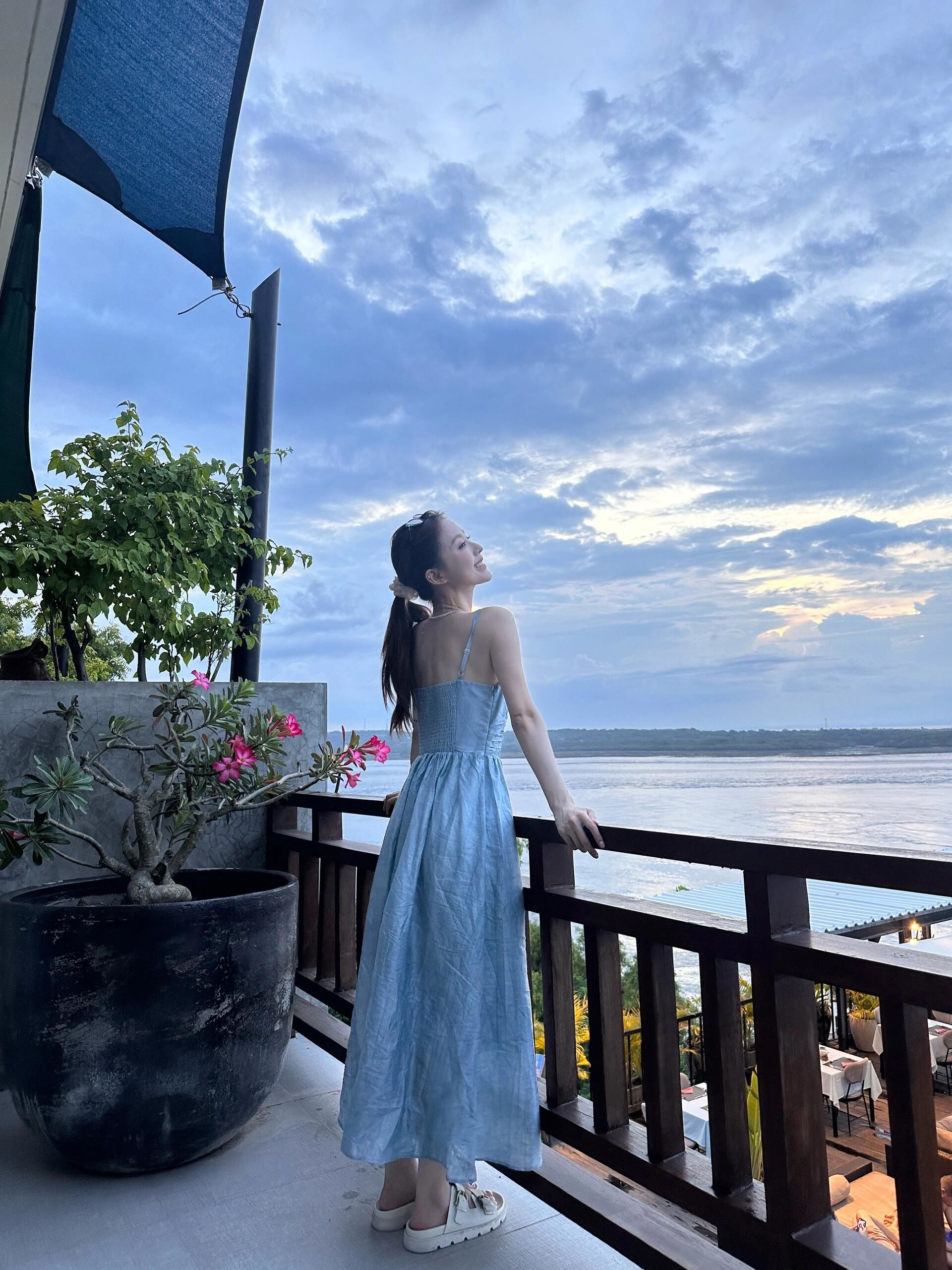 海边餐厅的风景侧影