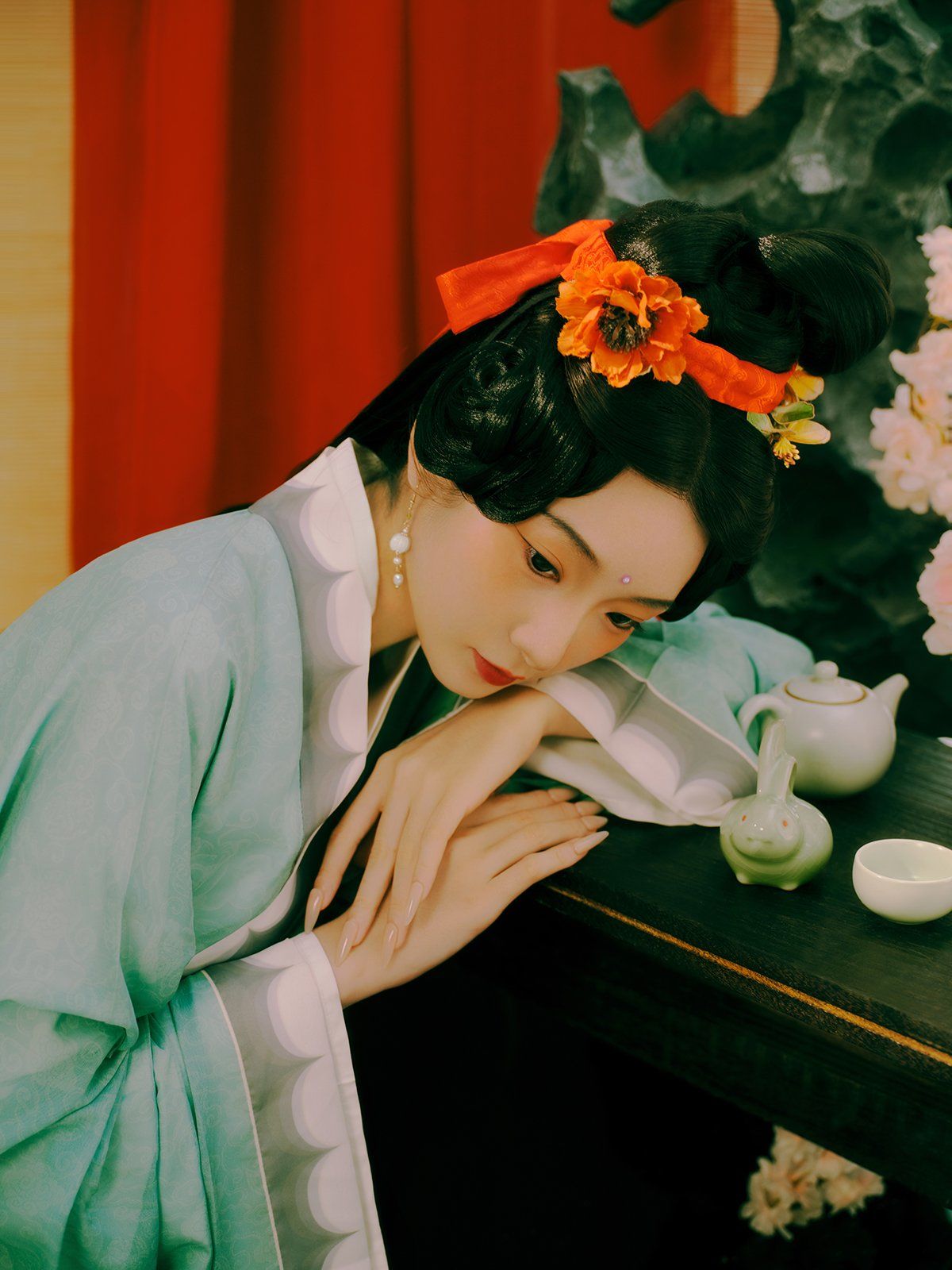 n女子着一袭素净温婉的汉服
红色带挽起精致的发鬓🦋
诠释着