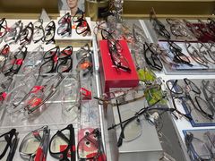 -美式眼镜·授权蔡司.依视路.尼康.豪雅.明月(人民广场店)