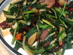 野葱炒腊肉-吴氏老妈·23年家常菜(古城店)