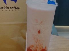 草莓雪山物语-luckincoffee瑞幸咖啡(江宇世纪城店)