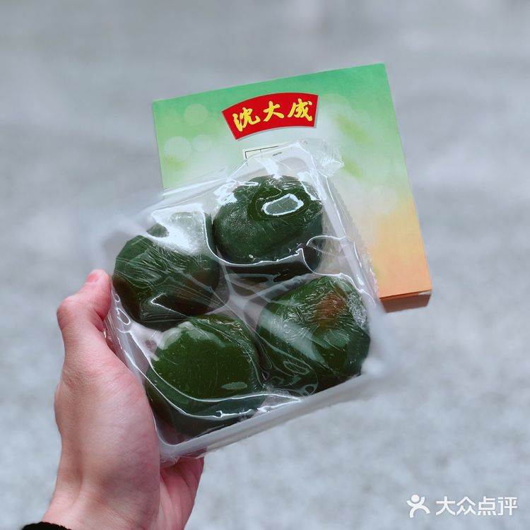 比如青团，江南地区的传统美食 圆圆的青团