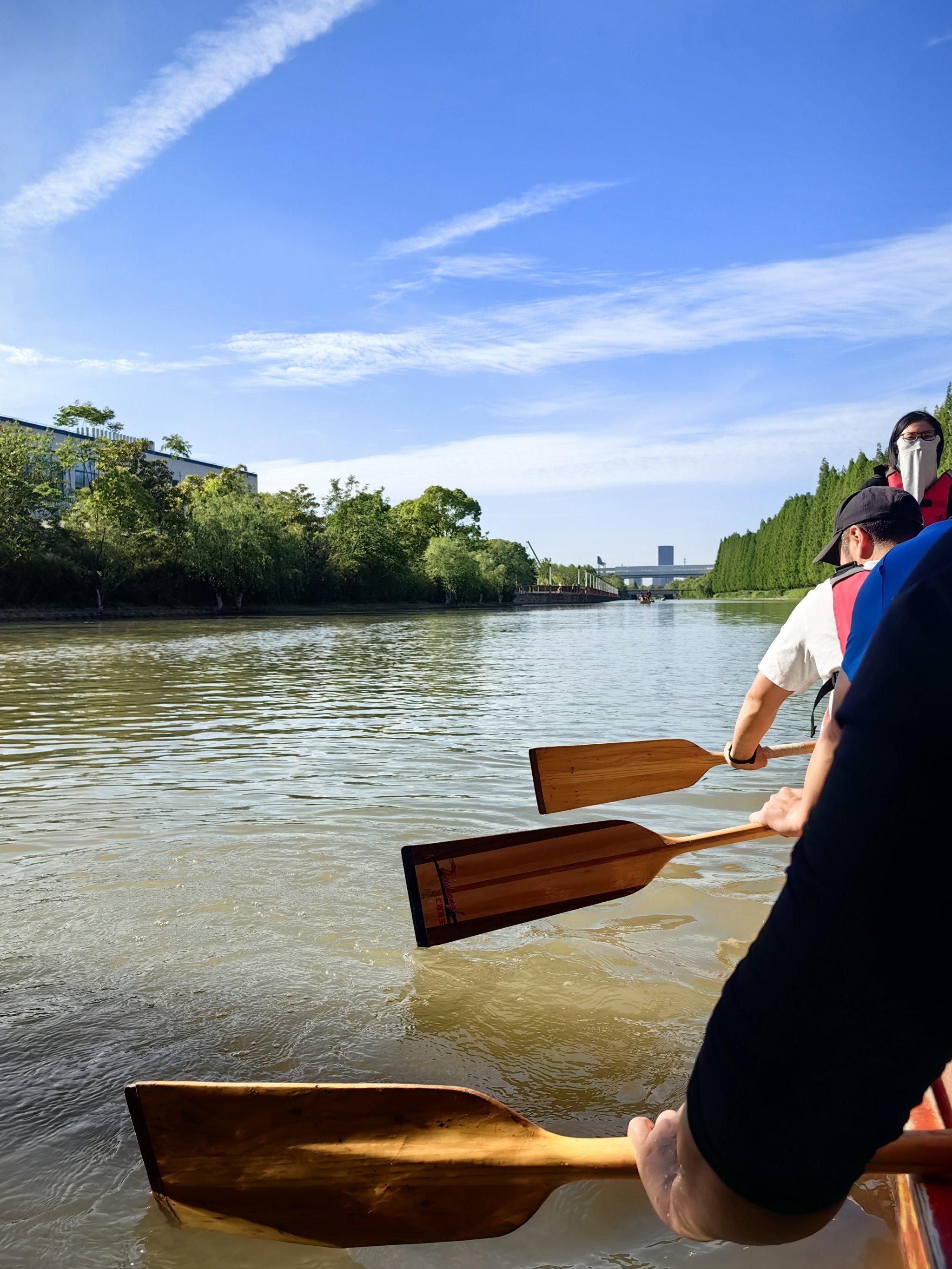 没想悠闲龙舟划水变成雨中军训
