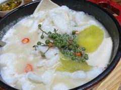 酸汤煮嫩滑鱼片-小大董·烤鸭(王府井apm店)