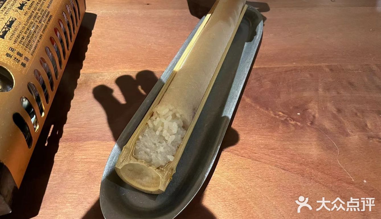 让人感受到宾至如归的待遇。而那独特的云南酸汤汤底