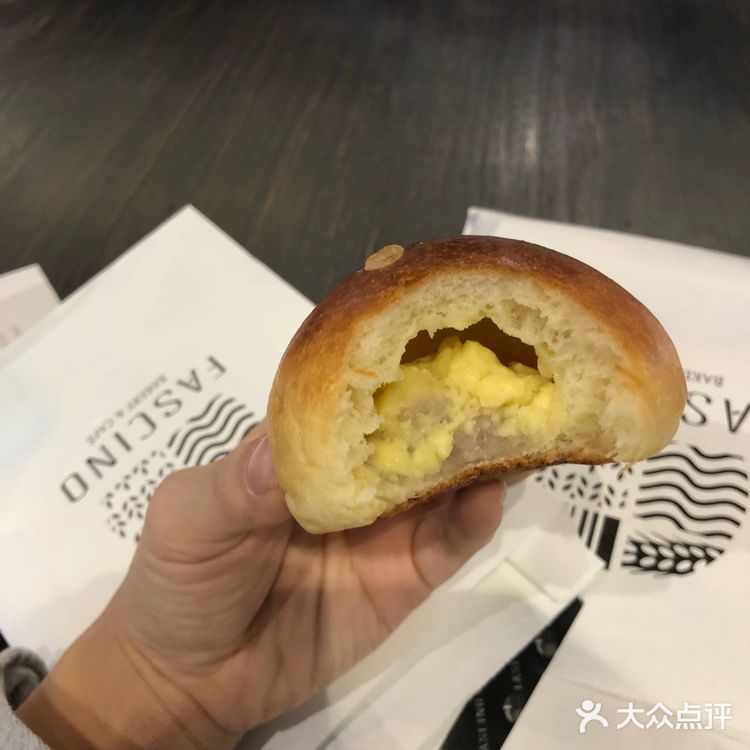 好神奇的口感，面包体非常软！内陷也没有甜腻！