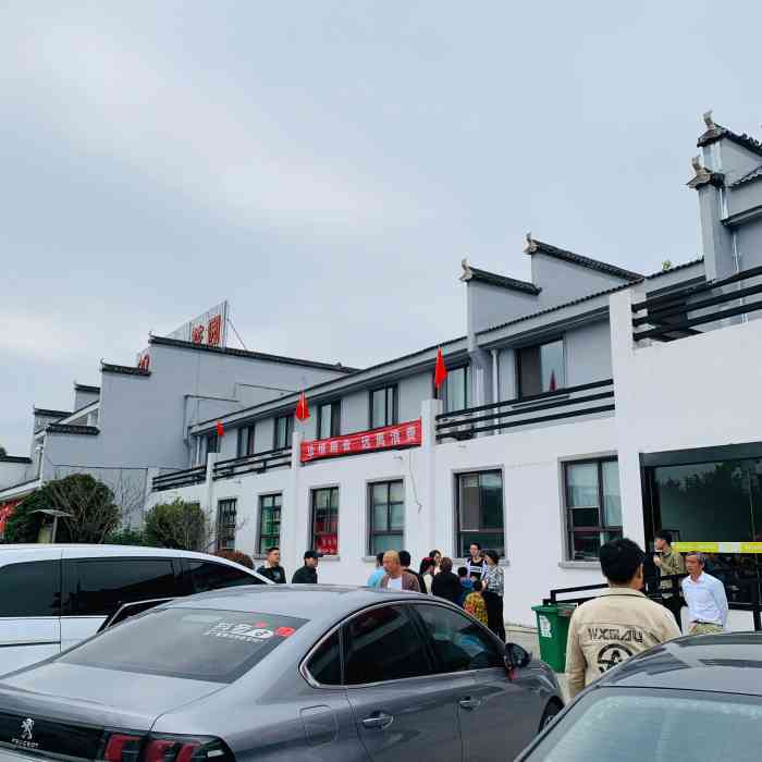 花园服务区-停车场-"花园服务区下来的人好多啊.去卫生间的路上.