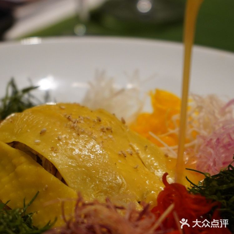 他说在腾冲的一个汉式古楼里被震惊到,一个婆婆一碗粉