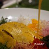 他说在腾冲的一个汉式古楼里被震惊到，一个婆婆一碗粉
