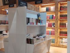 -新华里咖啡书吧(新华书店小寨店)