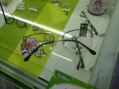 -提一眼镜·蔡司·依视路(小寨店)