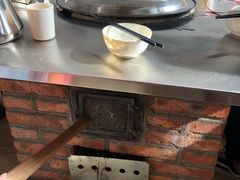 大锅灶-粘豆包柴火铁锅炖