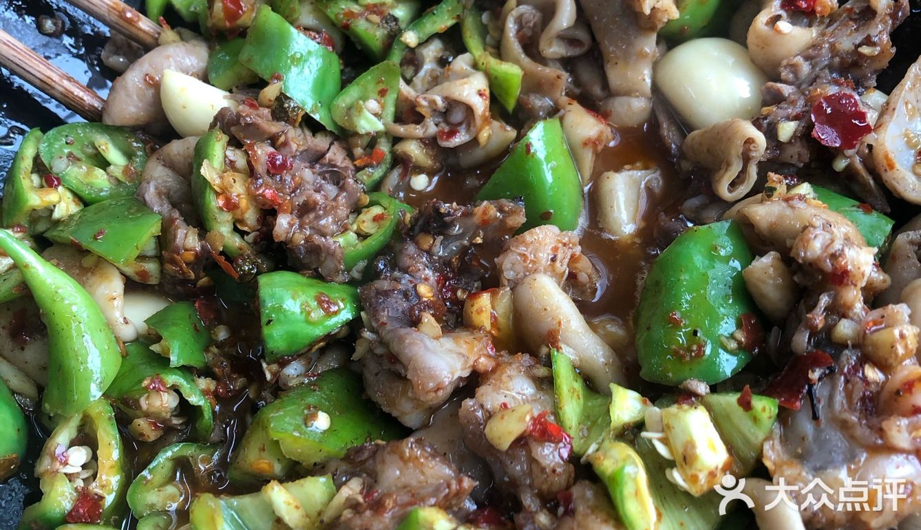 下面有火,一直是热的,后期还可以加辅菜和酸菜