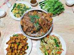 笨鸡炖蘑菇土豆-高家大院烤全羊