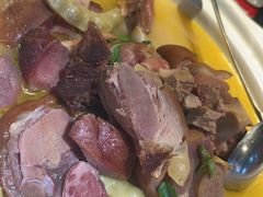 -帅巴人舅母子腊蹄民俗村
