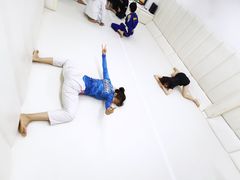 -菠萝格斗巴西柔术训练馆