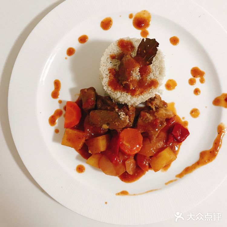 前两天逛超市买了一盒进口谷饲牛肉，很新鲜。主料