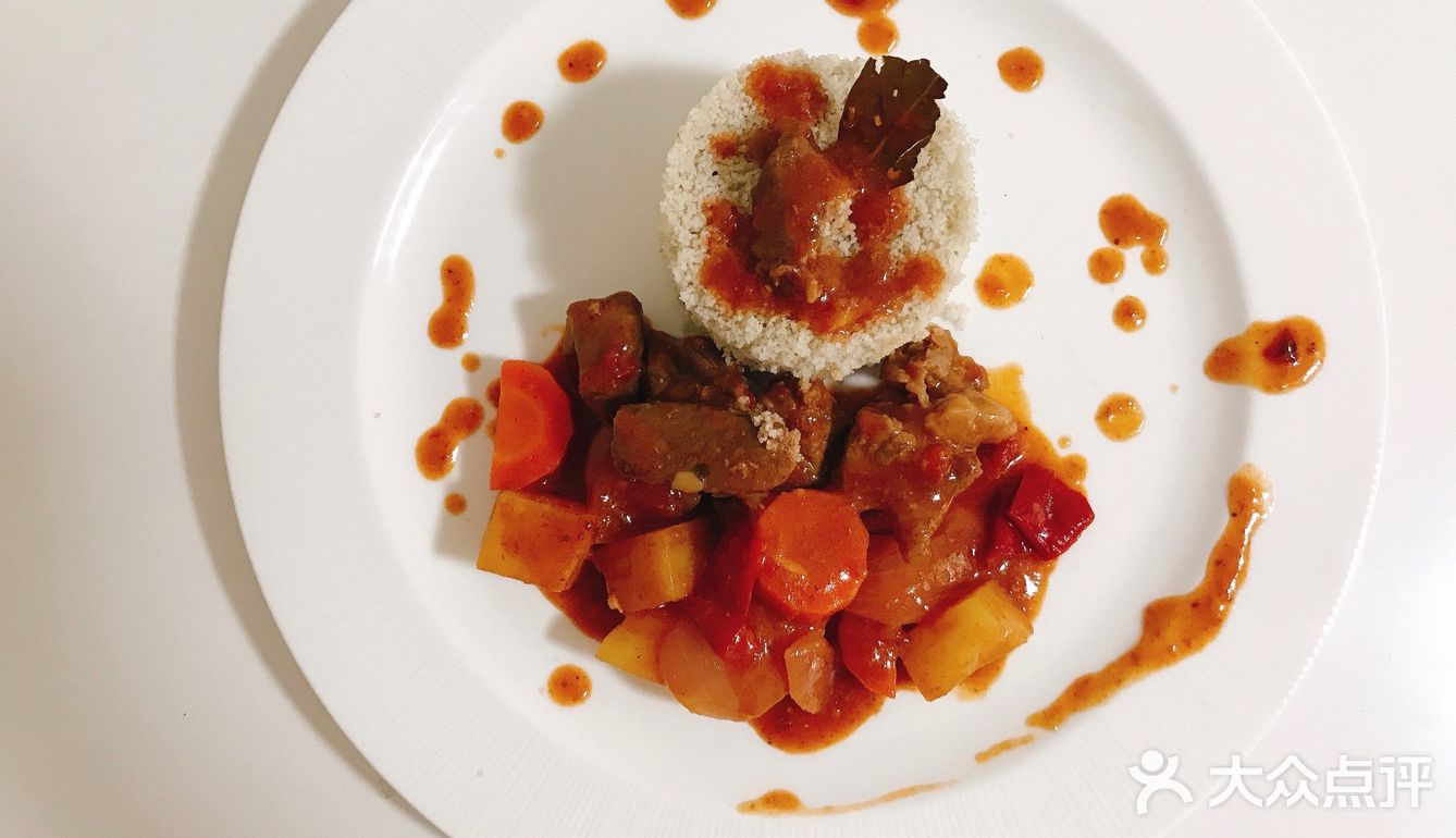 前两天逛超市买了一盒进口谷饲牛肉，很新鲜。主料