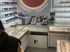 -美式眼镜·授权蔡司.依视路.尼康.豪雅.明月(南翔印象城店)