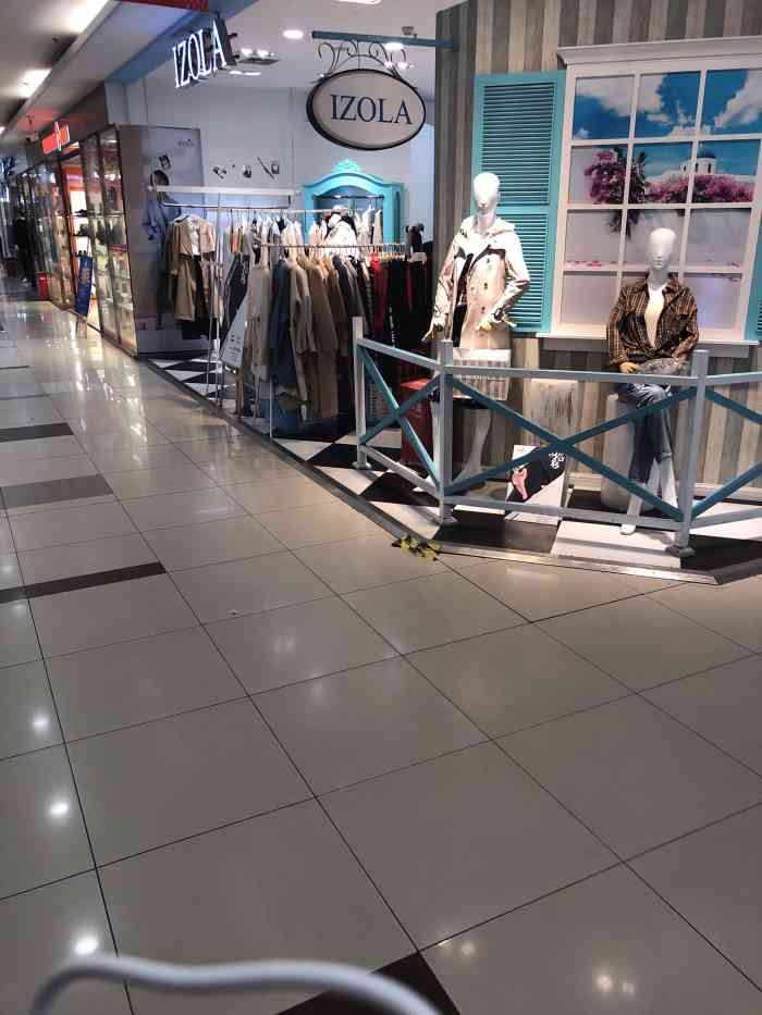 这是一家卖女装的店是在望江路的物美一楼,我感觉还是非常不错的呢,是