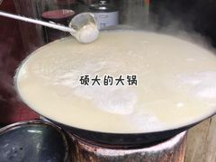 大锅正在煮豆浆-云南大锅豆浆店