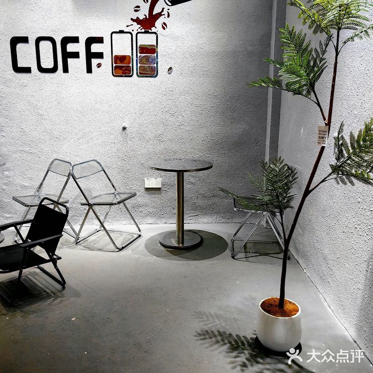 小店新开在上亿广场对面的街边，确实有点偏