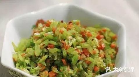芹菜胡萝卜碎  用料  芹菜；胡萝卜；盐；生抽 