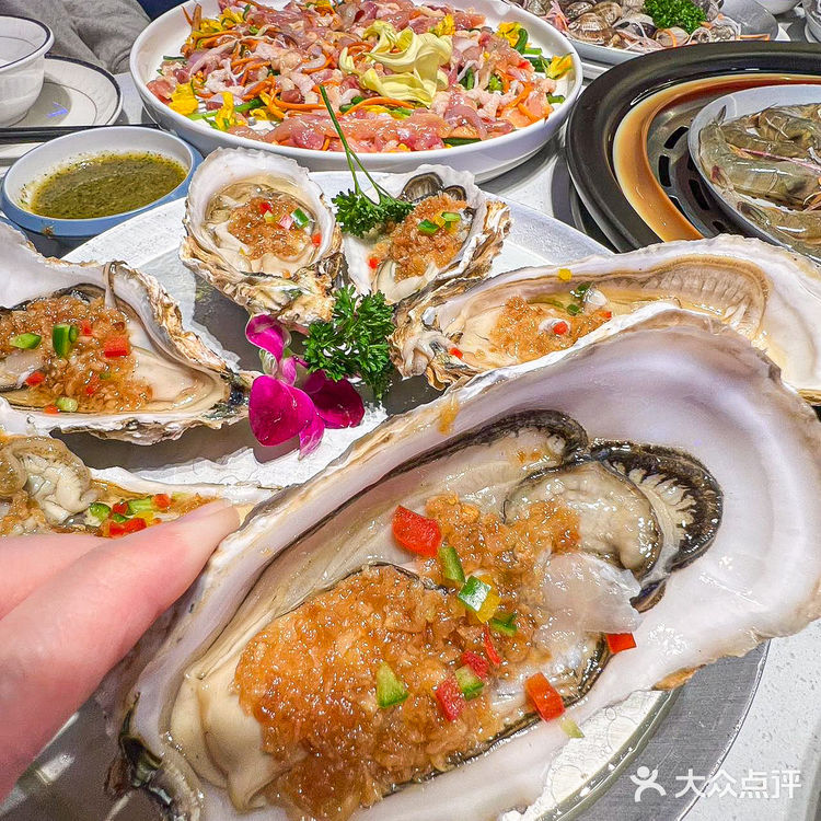 广东人吃海鲜追求一个“鲜”字蒸汽火锅吃过的人都懂