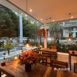 浪漫的街边花园咖啡甜品店