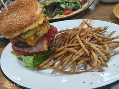 27&nbsp;牛肉汉堡-HELLO 27 意面·沙拉·帕尼尼