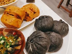 黑猪肉黑金包-李与白包子铺(桐梓林店)