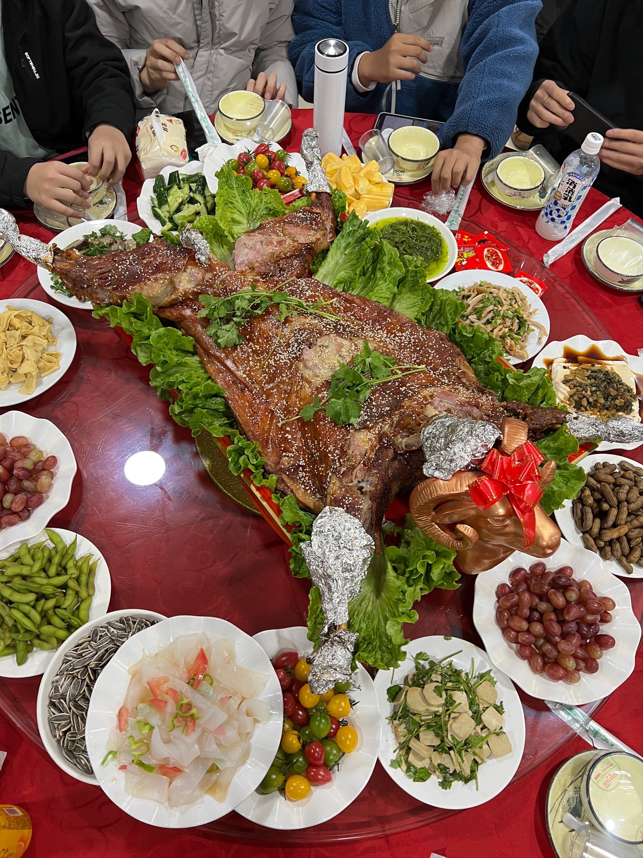 今天的好事,烤羊吃到饱!