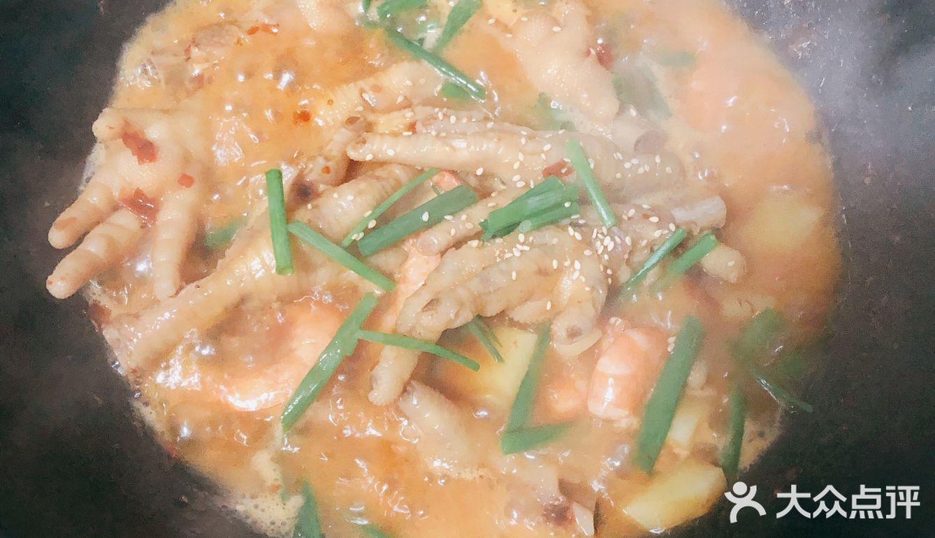 再放两勺酱油，一勺料酒，一勺白糖