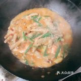 再放两勺酱油，一勺料酒，一勺白糖