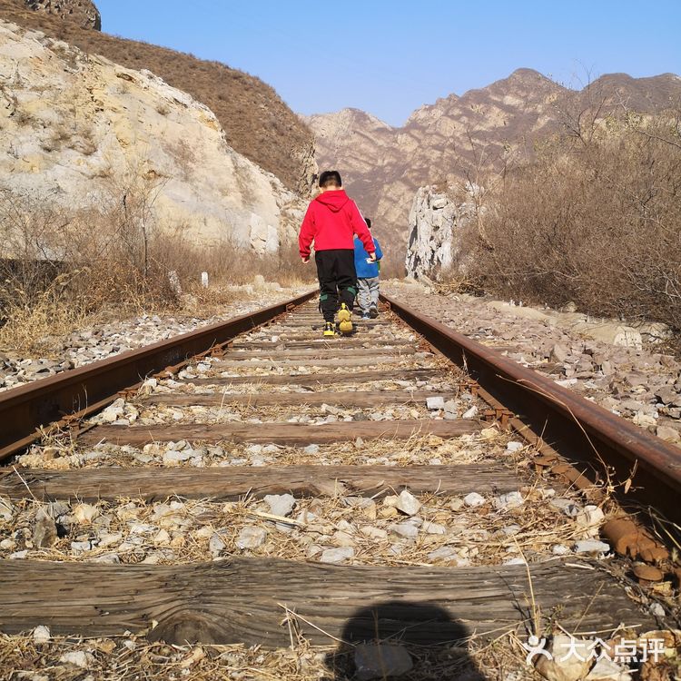 火车道徒步，隧道探险，顿时感慨，应该好好学学拍照了[调皮]