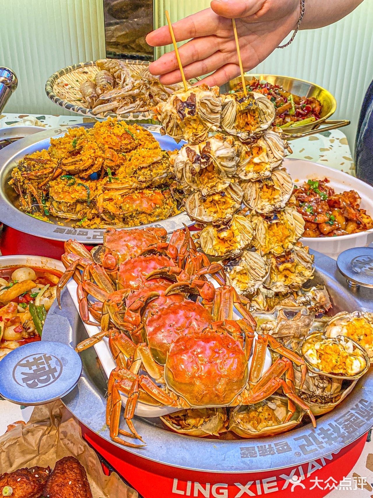 秋天的第一顿大闸蟹你想喝谁一起吃[调皮]