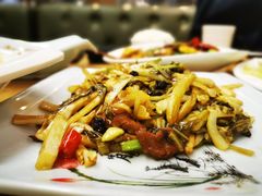 自制酸菜炒牛肉-宏记广东客家菜(丰汇店)