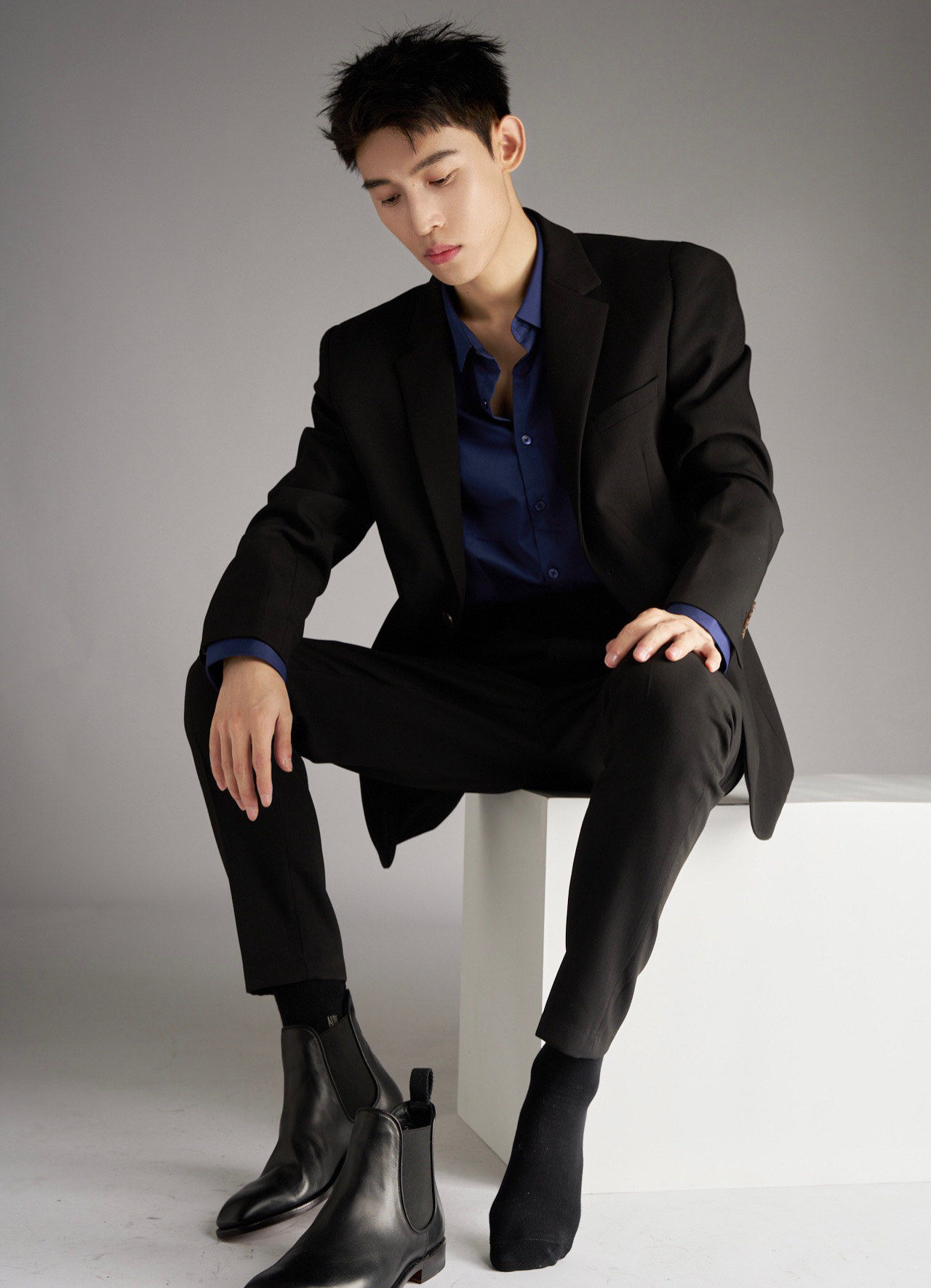 黑色袜子
切尔西皮鞋英伦范十足

这样穿搭可以去三里屯逛街
