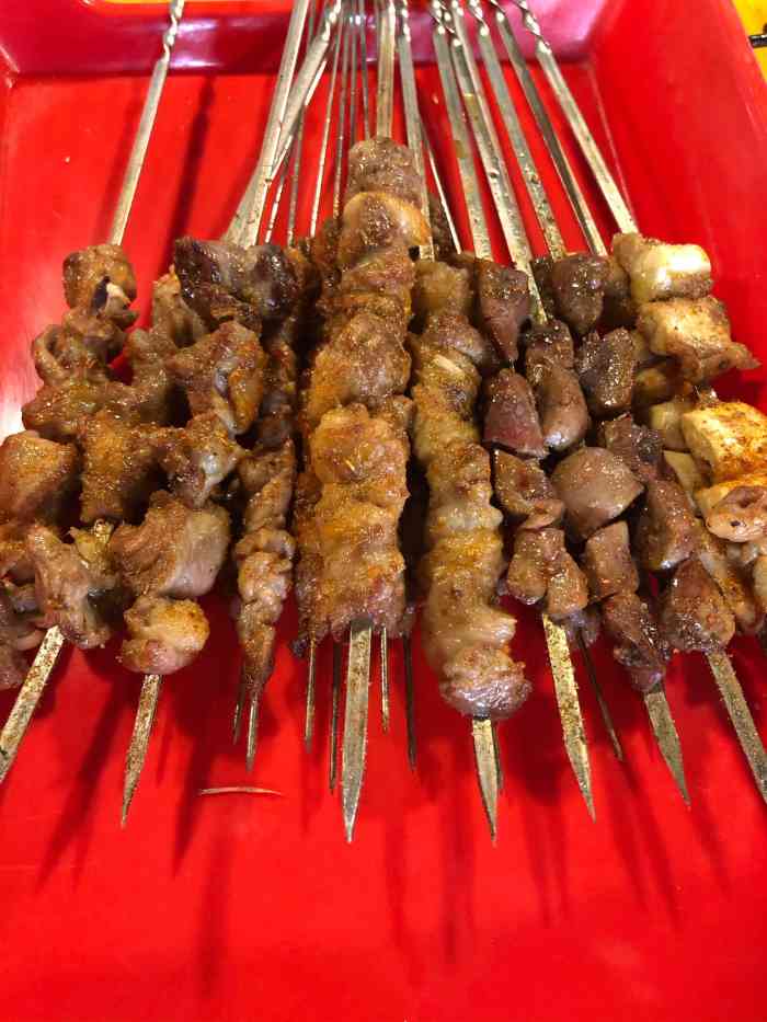 开心一百串-"中午跟小伙伴出去办事儿的路上说找口吃的,.