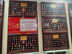 -毛泽东像章珍藏馆