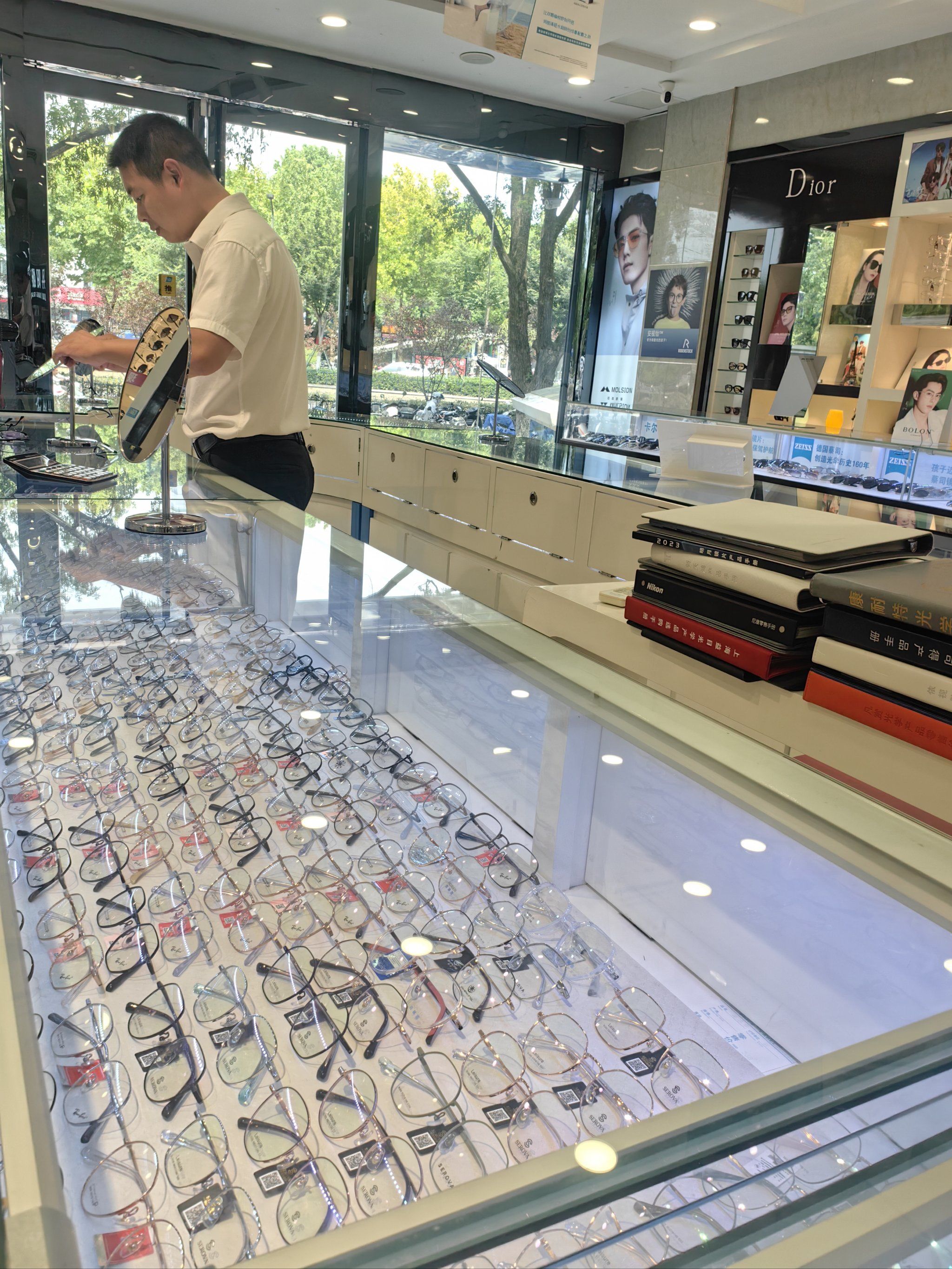 丹阳眼镜下马坊地铁店