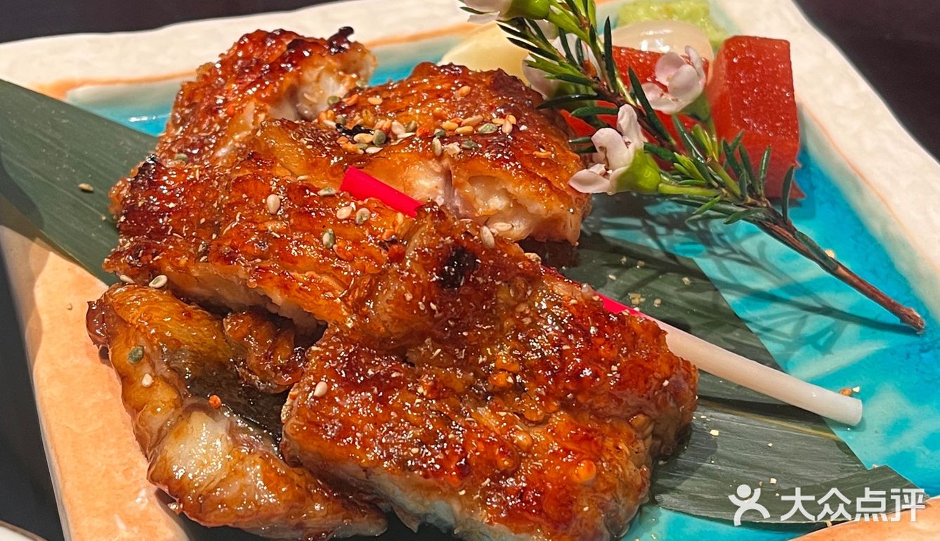 一个人边吃日料边看蜡笔小新是种什么体验？