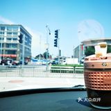 在店门口等着买饭回来的老板给开门